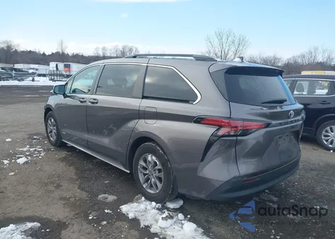 2021 Toyota Sienna Le z USA, uszkodzony, nr VIN 5TDKRKEC6MS022553